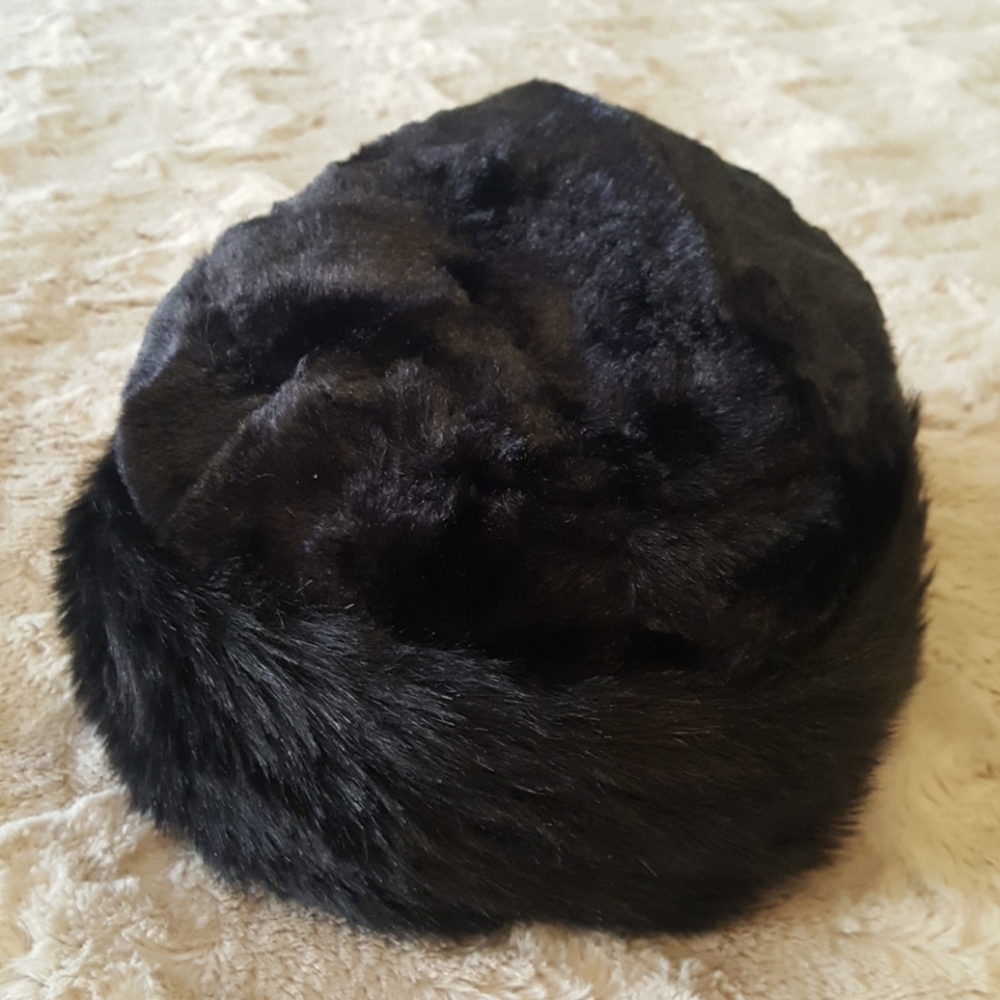 NWT Silverstone black faux fur hat